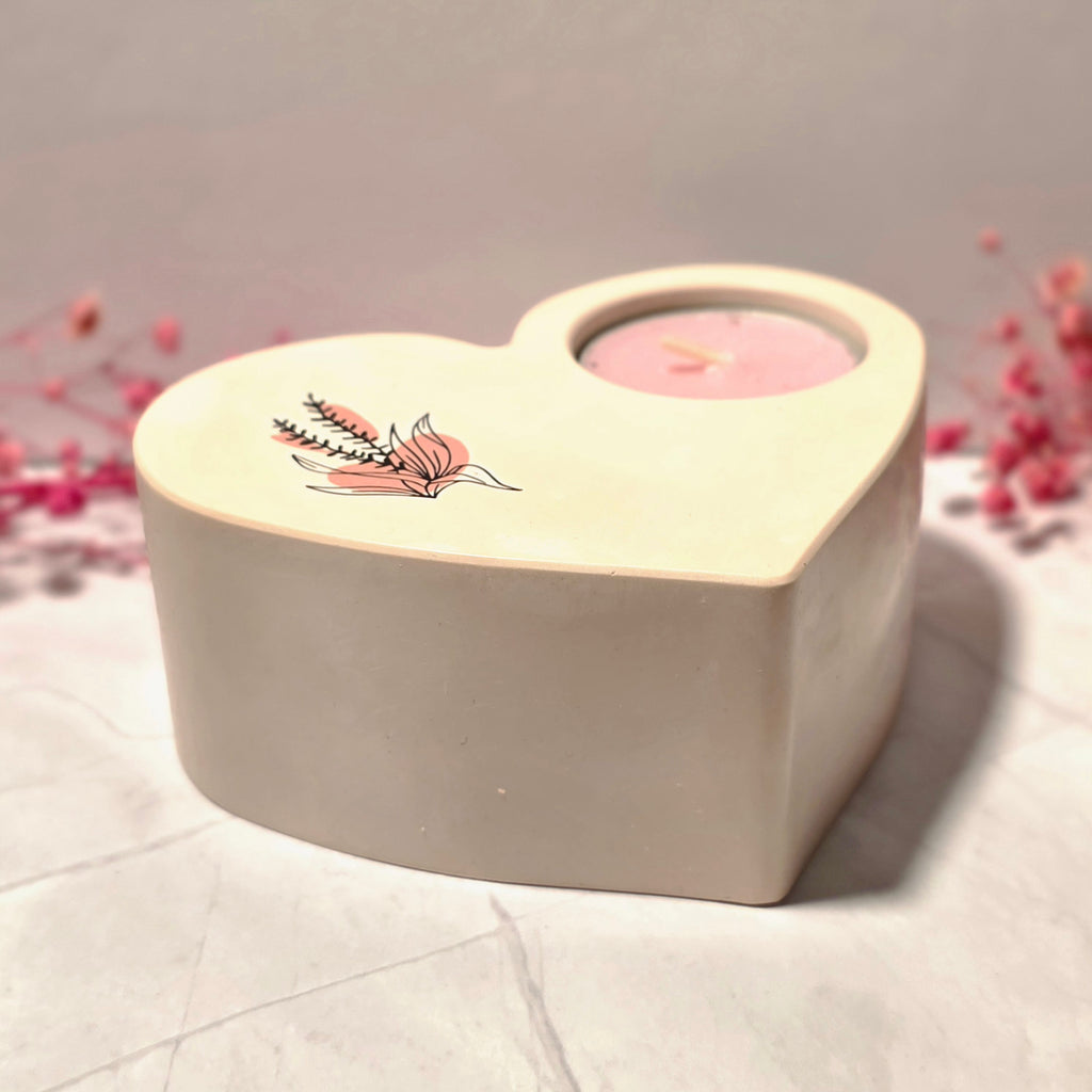 Handgefertigter Herz-Kerzenhalter aus Gips mit Blumenmotiv – Sweetly Crafted by Maja