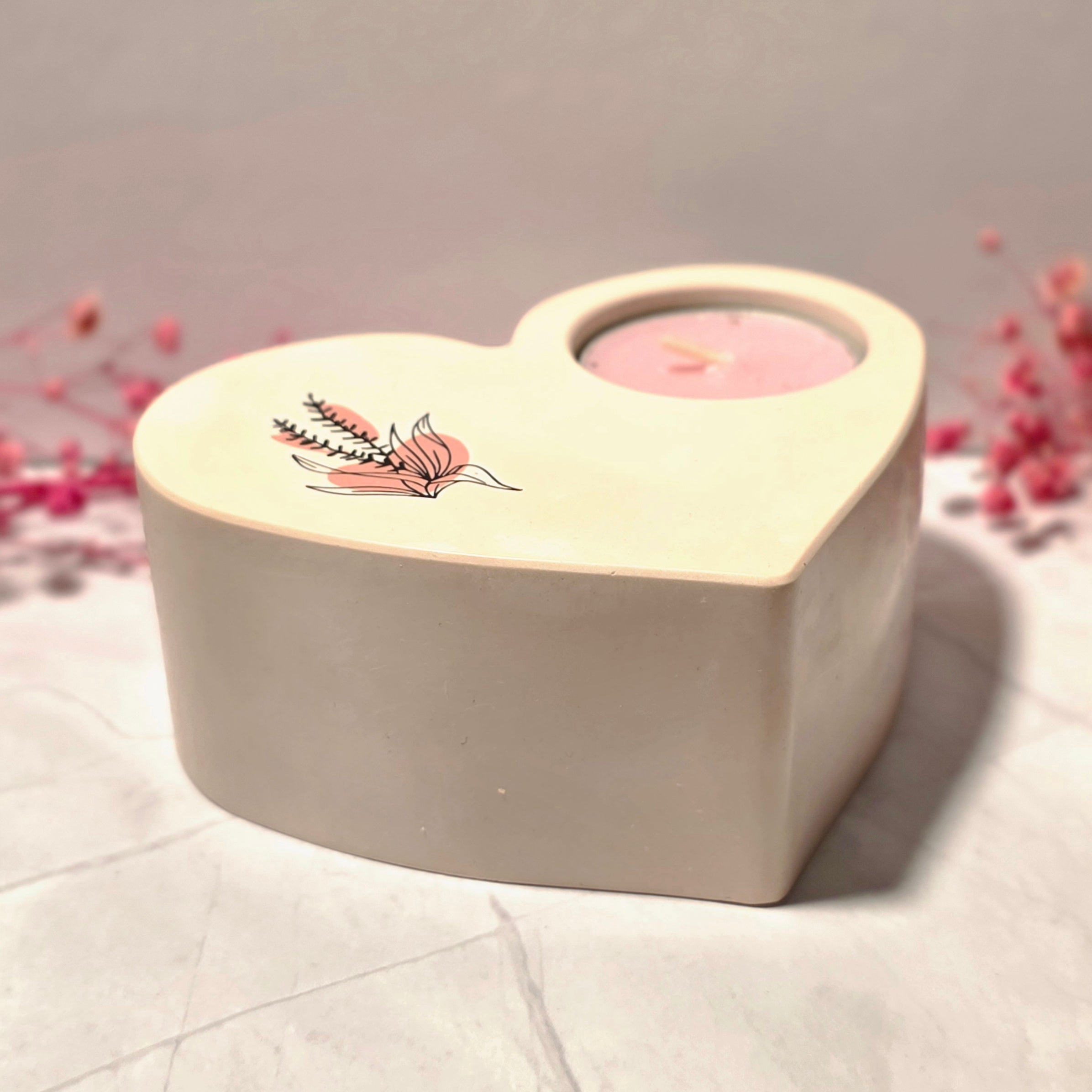 Handgefertigter Herz-Kerzenhalter aus Gips mit Blumenmotiv – Sweetly Crafted by Maja
