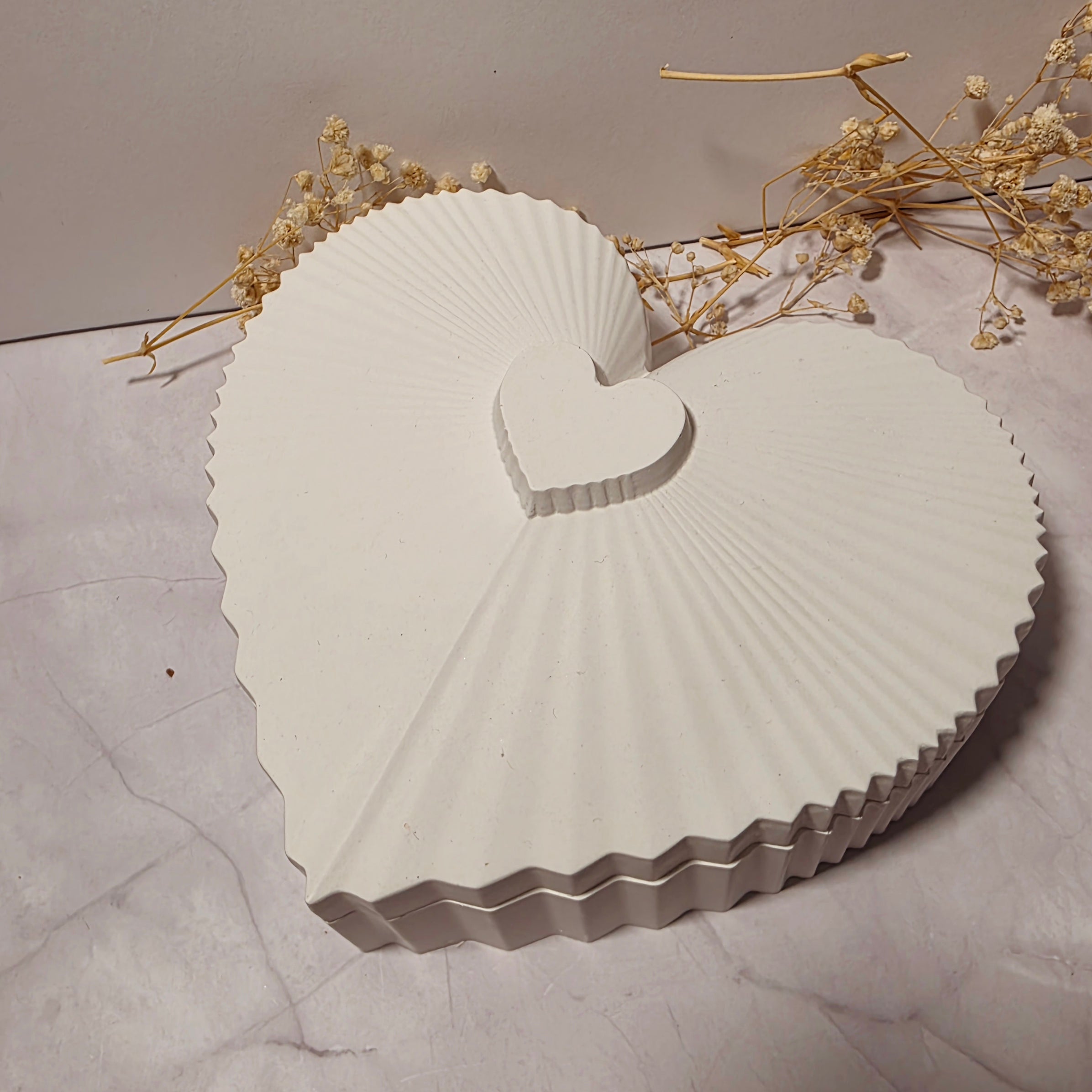 Handgefertigte Herz-Gipsbox mit Deckel – Sweetly Crafted by Maja