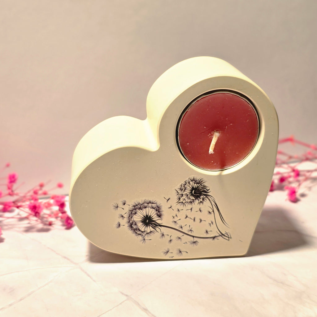 Handgefertigter Herz-Kerzenhalter aus Gips mit Blumenmotiv – Sweetly Crafted by Maja