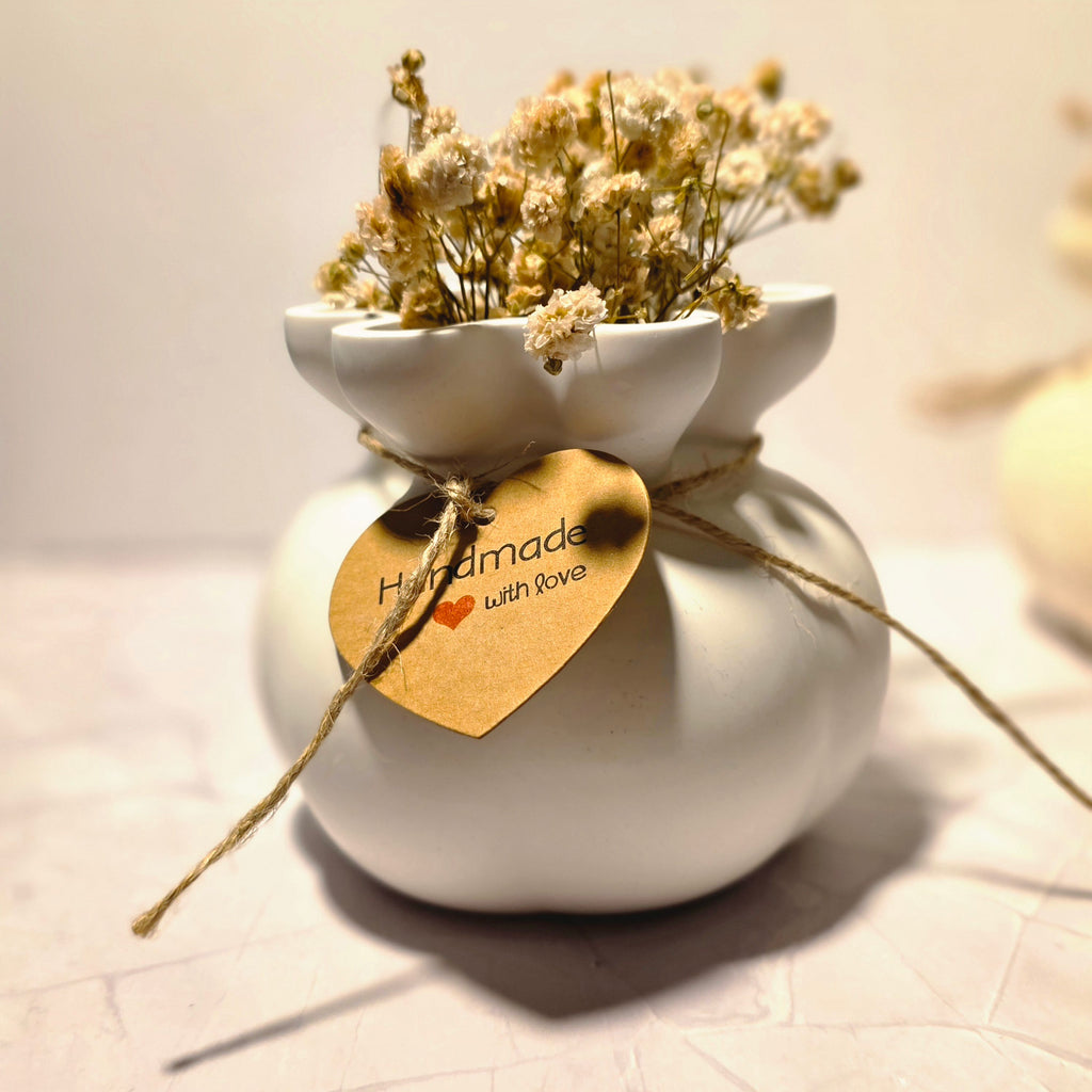 Romantische Dekovase mit Trockenblumen