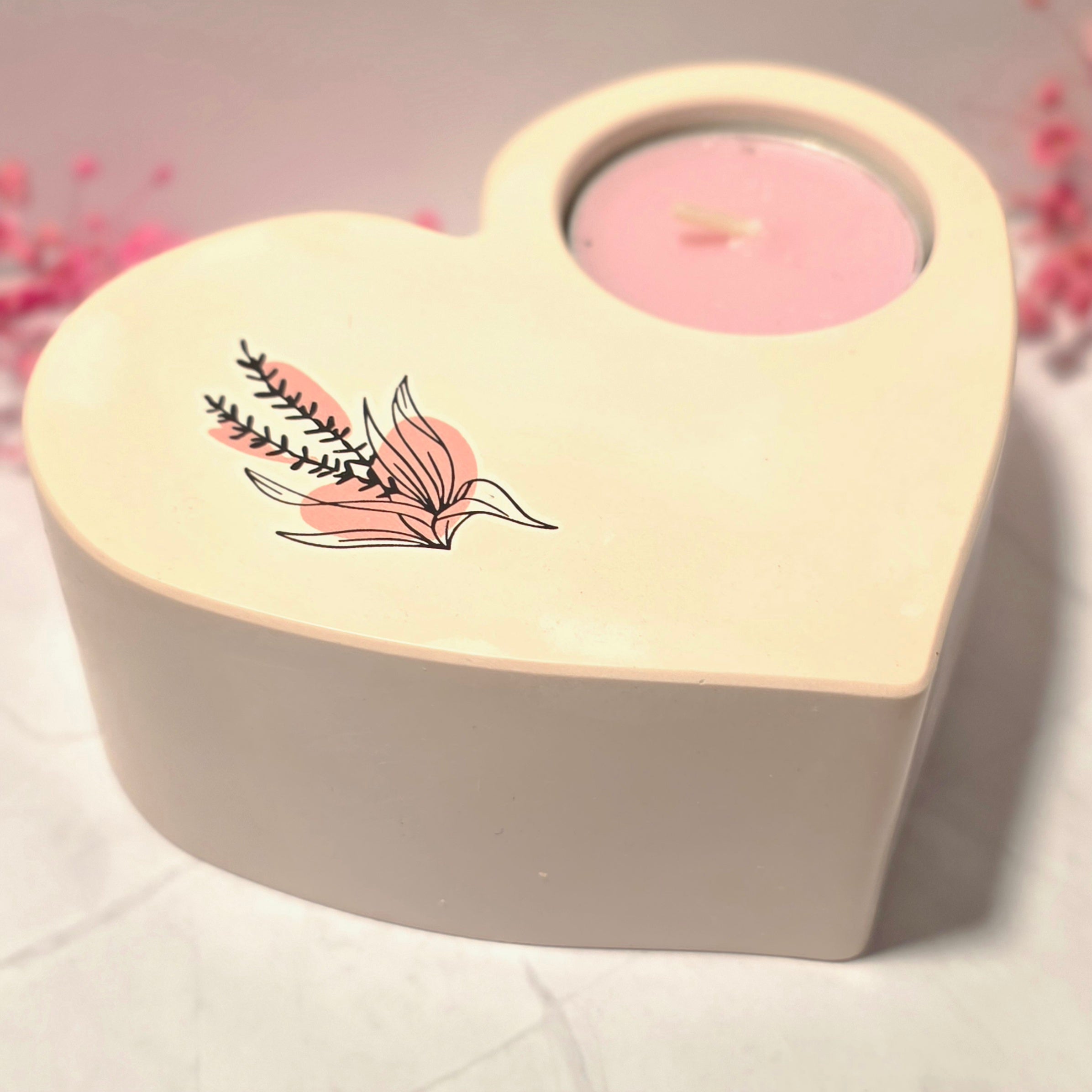 Handgefertigter Herz-Kerzenhalter aus Gips mit Blumenmotiv – Sweetly Crafted by Maja