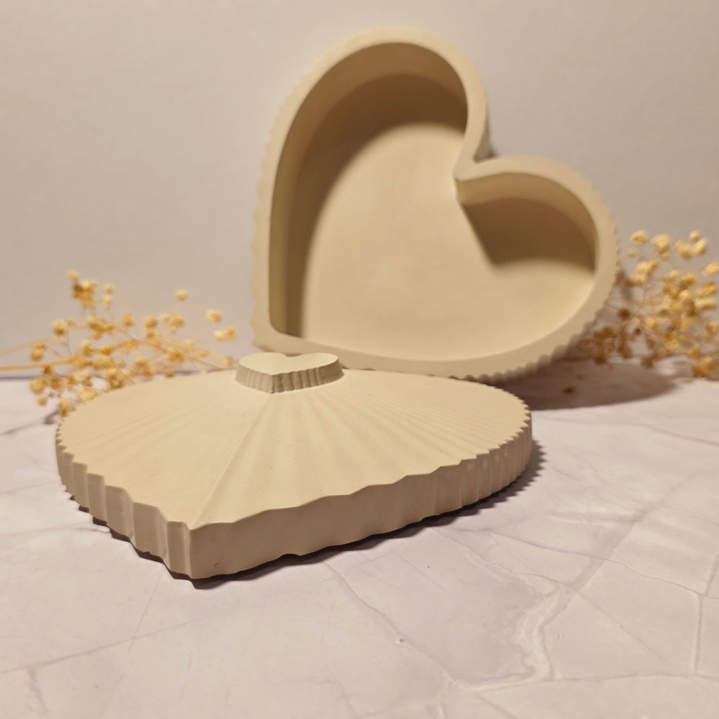 Handgefertigte Herz-Gipsbox mit Deckel – Sweetly Crafted by Maja