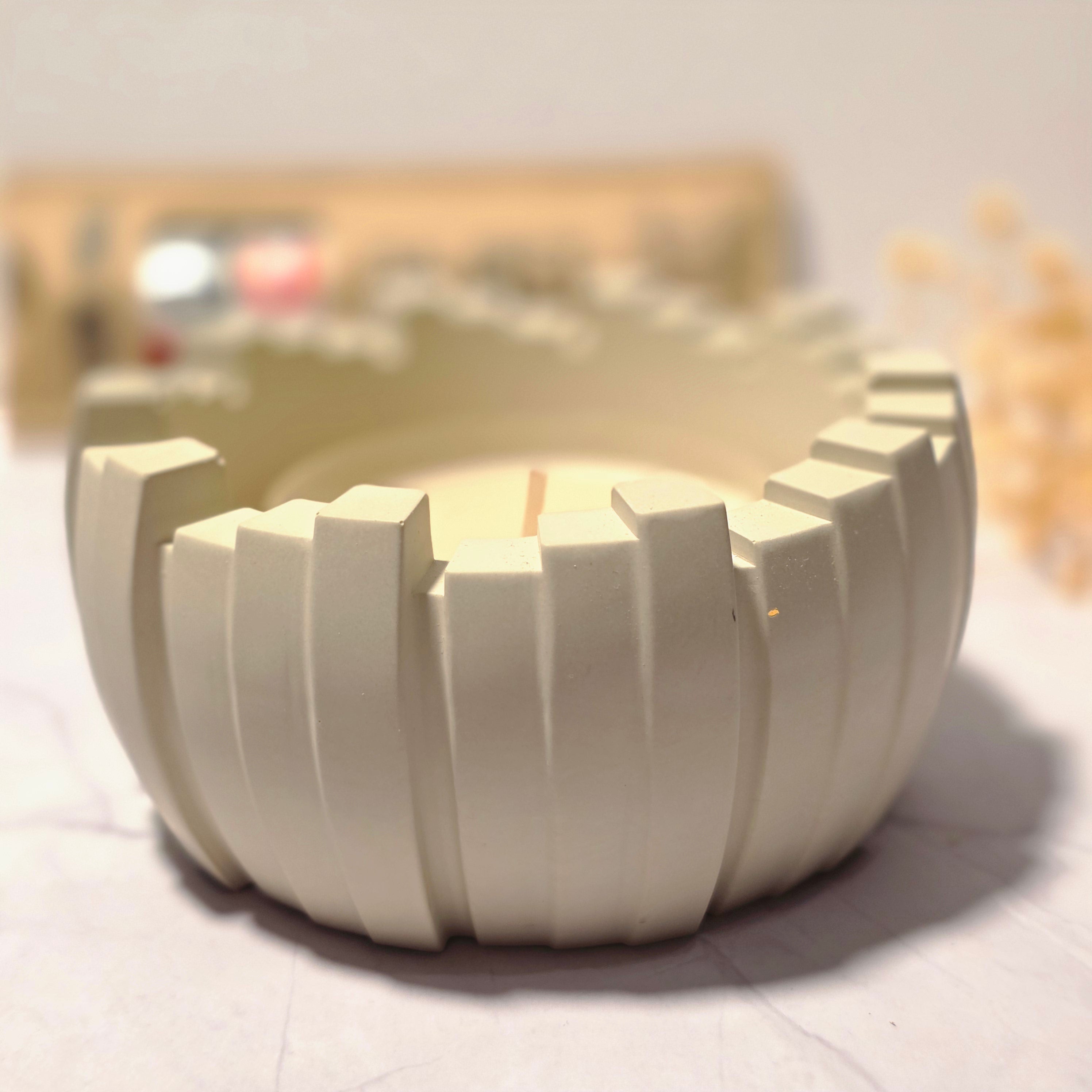 Handgefertigte geometrische Gipsschale