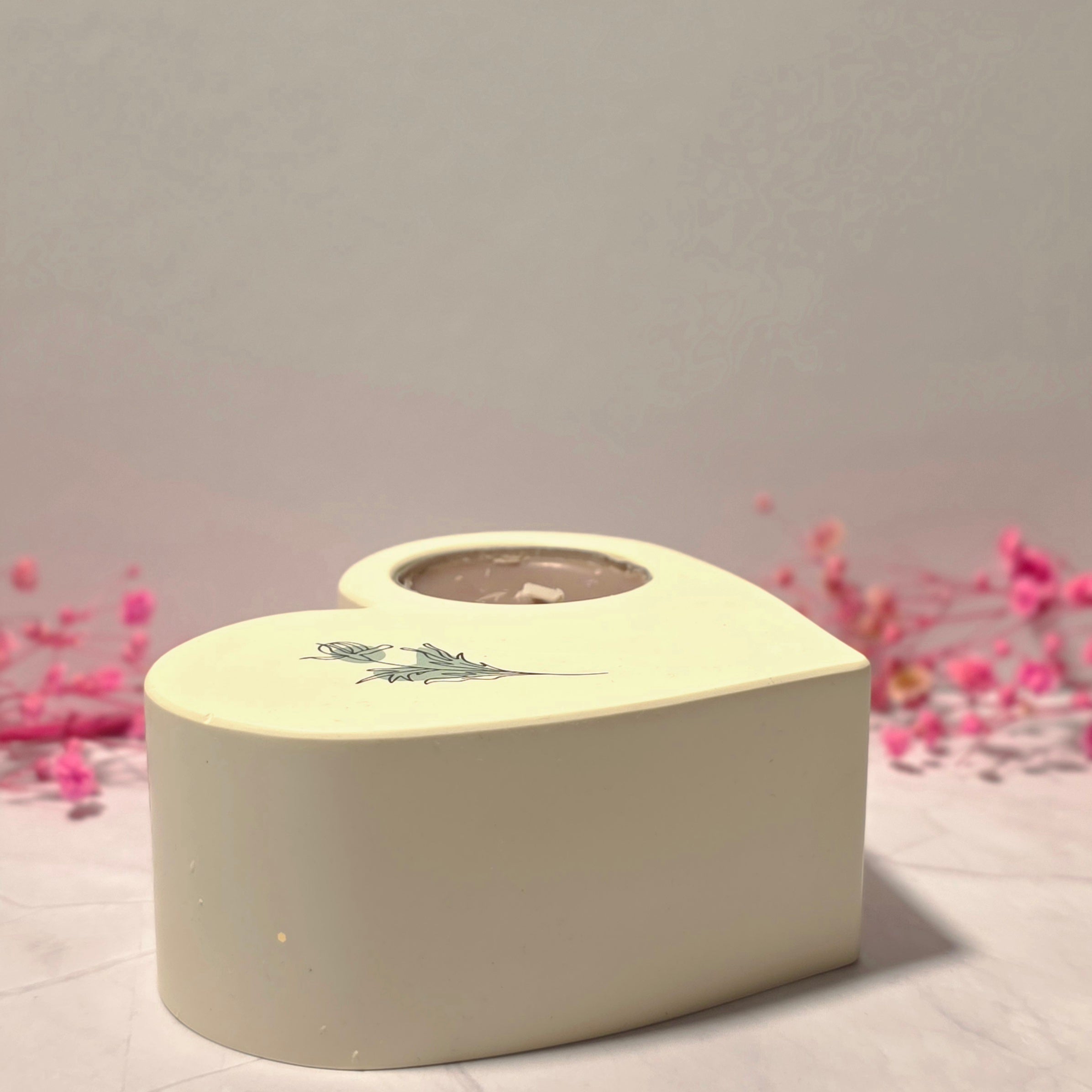 Handgefertigter Herz-Kerzenhalter aus Gips mit Blumenmotiv – Sweetly Crafted by Maja
