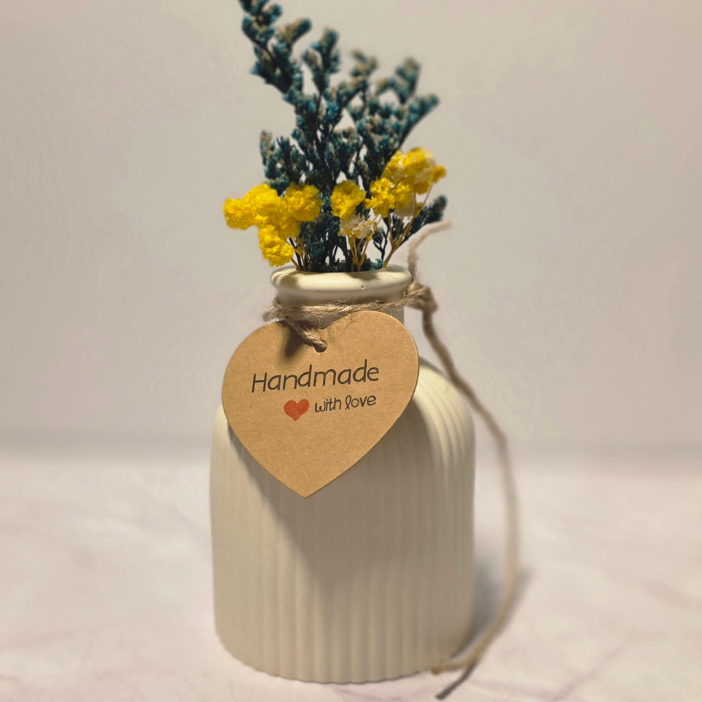 Handgefertigte gerillte Gipsvase für Trockenblumen – Sweetly Crafted by Maja