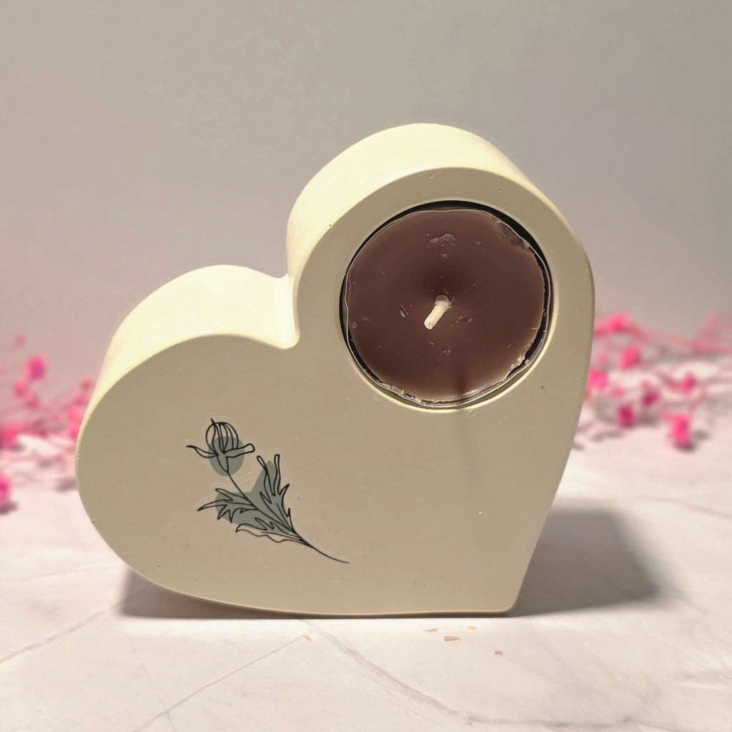 Handgefertigter Herz-Kerzenhalter aus Gips mit Blumenmotiv – Sweetly Crafted by Maja