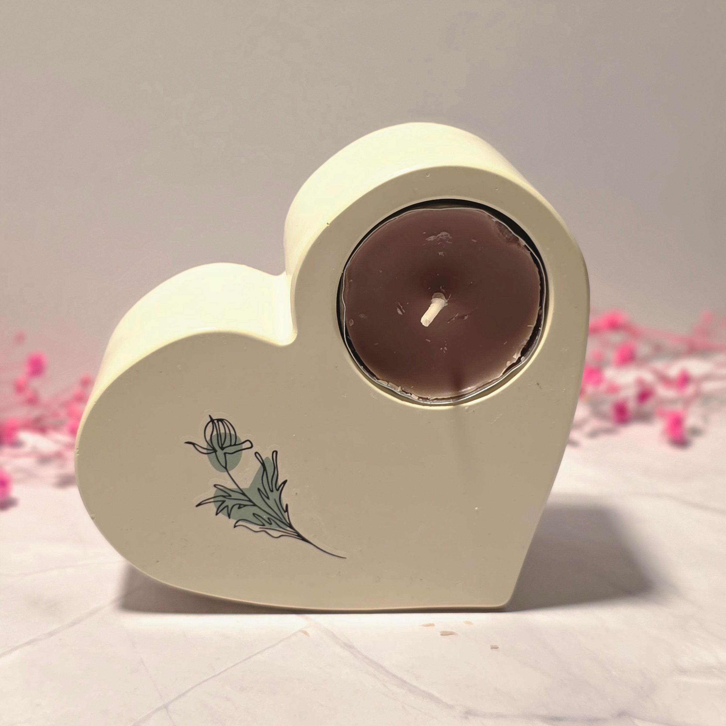 Handgefertigter Herz-Kerzenhalter aus Gips mit Blumenmotiv – Sweetly Crafted by Maja