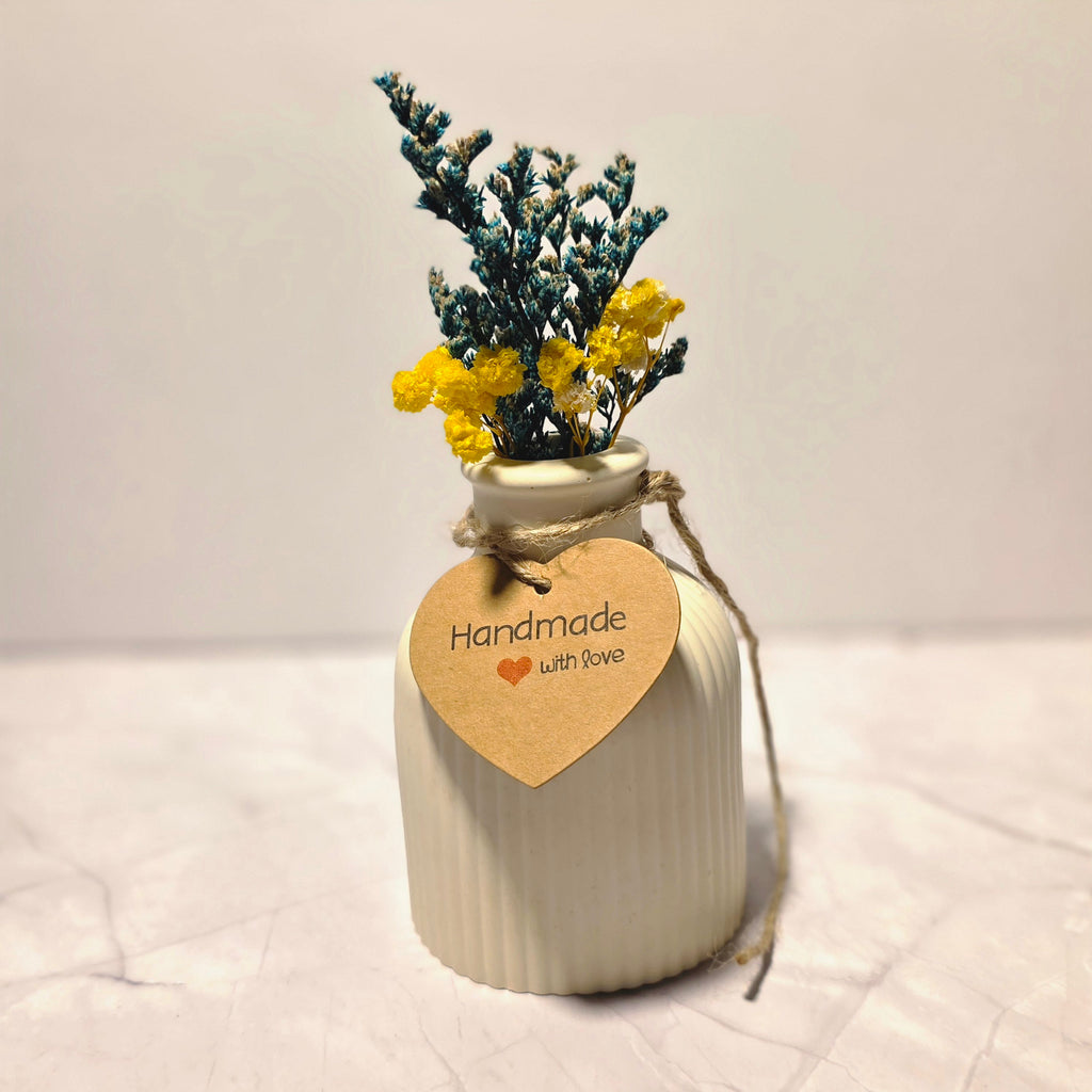 Handgefertigte gerillte Gipsvase für Trockenblumen – Sweetly Crafted by Maja