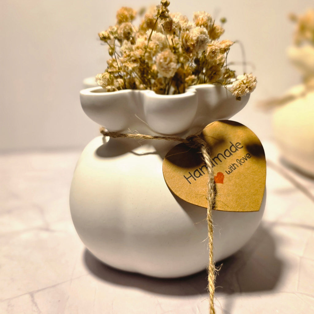 Romantische Dekovase mit Trockenblumen